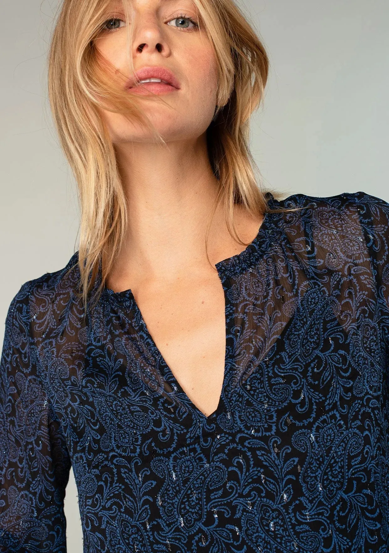 Flutter sleeve blouse w/dot chiffon